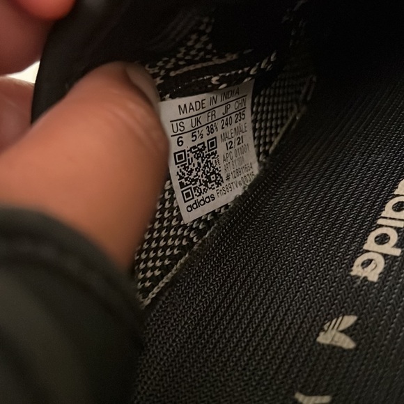 Yeezy Boost 350 V2 ‘OREO’ - Picture 2 of 10